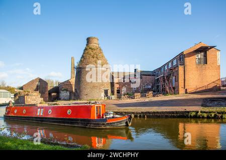 Kanal-Schmalboot auf dem Trent und Mersey Kanal vorbei an Alter Flaschenofen in der ehemaligen Kensington & Price Keramik Arbeitet in Longport Stoke on Trent Stockfoto