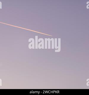 Flugzeug mit Dampfspur in klarem, leerem Himmel Stockfoto