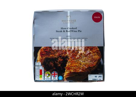 Langsam gekochter Steak- und Rotweinkuchen in Box von Waitrose isoliert auf weißem Hintergrund Stockfoto