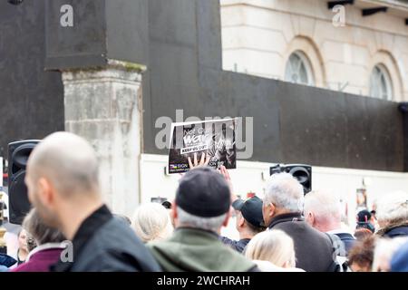 Demonstranten gegen Großbritanniens Beteiligung am Krieg in der Ukraine rufen die Regierung auf, die Finanzierung des Zelensky-Regimes in London einzustellen. Stockfoto