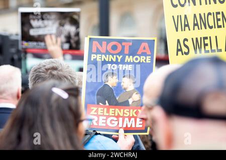 Demonstranten gegen Großbritanniens Beteiligung am Krieg in der Ukraine rufen die Regierung auf, die Finanzierung des Zelensky-Regimes in London einzustellen. Stockfoto