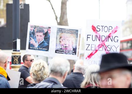 Demonstranten gegen Großbritanniens Beteiligung am Krieg in der Ukraine rufen die Regierung auf, die Finanzierung des Zelensky-Regimes in London einzustellen. Stockfoto