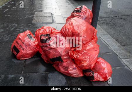 Taschen mit Handelsabfällen auf einer Straße in Liverpool Stockfoto