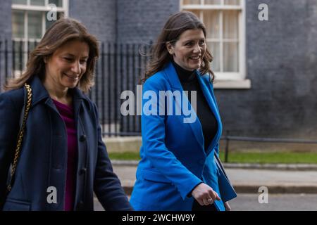 Downing Street, London, Großbritannien. Januar 2024. Kulturministerin Lucy Frazer, Abgeordneter, und Michelle Donelan, Abgeordnete für Wissenschaft, Innovation und Technologie, nehmen an der wöchentlichen Kabinettssitzung in der Downing Street 10 Teil. Foto: Amanda Rose/Alamy Live News Stockfoto