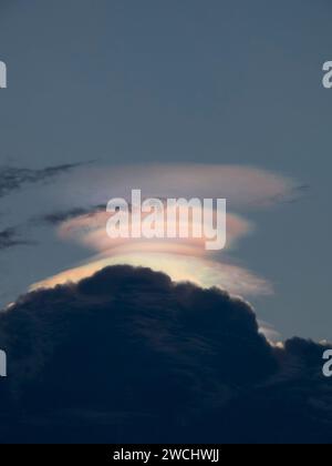 Seltenes Wolkenirideszenzphänomen Stockfoto