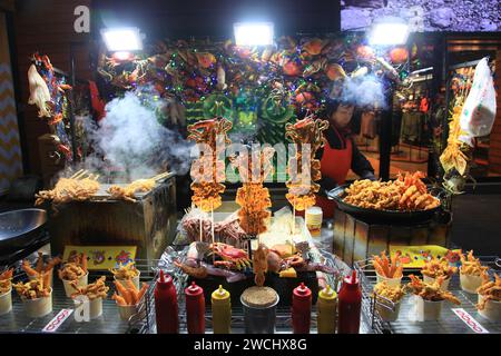 Myeongdong Nachtmarkt in Seoul, Südkorea. Stockfoto