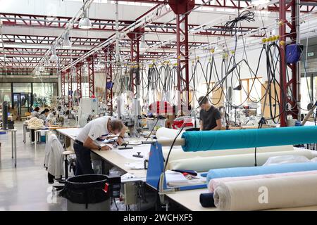 Romilly Sur Seine, Frankreich. November 2023. © PHOTOPQR/LE PARISIEN/Olivier Arandel ; Romilly-sur-seine ; 08/11/2023 ; Romilly-sur-seine, Frankreich Mercredi 8 Novembre 2023 Présentation des tenues élaborés par Le Coq Sportif pour les athlétes francais Teilnehmer aux JO Paris 2024 Usine - Olympische Spiele 2024 : Le Coq Sportif Factory France, Romilly-sur-seine Nov 8 2023 *** Lokaler Titel *** LP/ Olivier Arandel Credit: MAXPPP/Alamy Live News Stockfoto