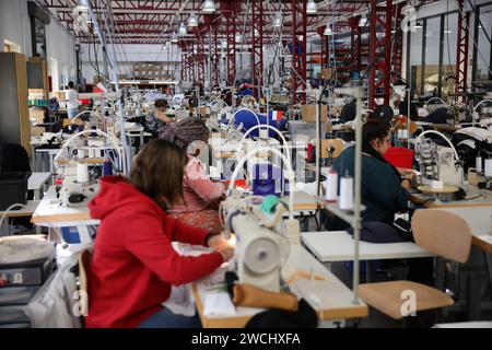 Romilly Sur Seine, Frankreich. November 2023. © PHOTOPQR/LE PARISIEN/Olivier Arandel ; Romilly-sur-seine ; 08/11/2023 ; Romilly-sur-seine, Frankreich Mercredi 8 Novembre 2023 Présentation des tenues élaborés par Le Coq Sportif pour les athlétes francais Teilnehmer aux JO Paris 2024 Usine - Olympische Spiele 2024 : Le Coq Sportif Factory France, Romilly-sur-seine Nov 8 2023 *** Lokaler Titel *** LP/ Olivier Arandel Credit: MAXPPP/Alamy Live News Stockfoto