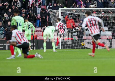 Dan Neil von Sunderland feiert das Ergebnis 2-0 – Sunderland gegen West Bromwich Albion, Sky Bet Championship, Stadium of Light, Sunderland, Großbritannien – 9. Dezember 2023 nur redaktionelle Verwendung – es gelten Einschränkungen von DataCo Stockfoto