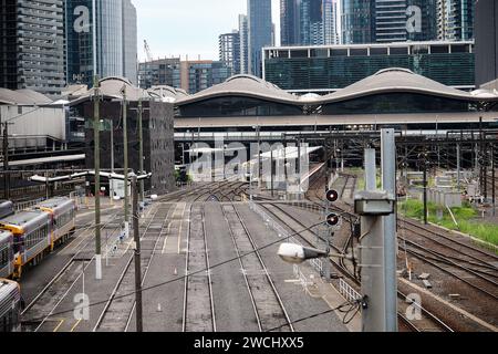 Bahnhofshof in einem großen Stadtbahnhof Stockfoto