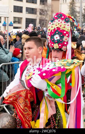 Die unmaskierten Kukeri-Tänzer nannten Startsi nach der Show beim Surva International Masquerade and Mummers Festival in Pernik, Region Sofia, Bulgarien, EU Stockfoto