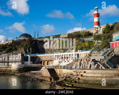 Terrassen-Plymouth Sound Uferpromenade mit Blick zurück auf den berühmten Smeaton's Tower und die Kuppel auf Plymouth Hoe Stockfoto