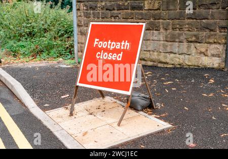 Schild „Fußweg geschlossen“ aufgrund von Straßenreparaturen Stockfoto