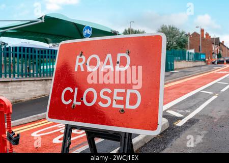 Ein Schild, das darauf hinweist, dass die Straße aufgrund von Reparaturen gesperrt ist. Stockfoto