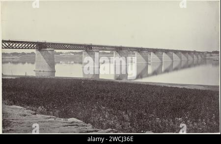 Eisenbahnbrücke über den Yamuna-Fluss bei Prayagraj (Allahabad), Uttar Pradesh, Indien, Samuel Bourne, 1865 - 1874 Foto diese Eisenbahnbrücke verbindet die Ufer auf beiden Seiten der Yamuna, kurz vor dem Fluss Ganges. Die Brücke wurde 1865 fertiggestellt und ist mit ihren 1006 Metern (3300 Fuß) eine wichtige Leistung der britischen Technologie. Dank dieser Brücke wurde eine Verbindung zwischen den Eisenbahnlinien von Hooghtly bei Kalkutta am rechten Ufer und Yamuna bei Delhi hergestellt, wodurch Fähren überflüssig wurden. Allahabad-Papieralbumen-Druck-Fluss. Brücke Allahabad. Yamuna Stockfoto
