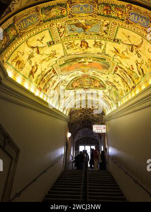 Treppe zur Sixtinischen Kapelle, Vatikanmuseum, Rom, Italien. Stockfoto
