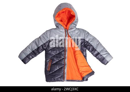 Jacke Winter isoliert. Ein elegantes Schwarz warme Daunenjacke mit orangefarbenen Futter für die Kinder auf einem weißen Hintergrund. Abnutzung der Kinder für den Winter. Stockfoto