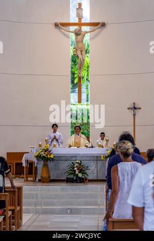 Priester bei Alter für Messe bei Mary Help of Christians Catholic Church, Ko Samui, Chaweng, Thailand Stockfoto