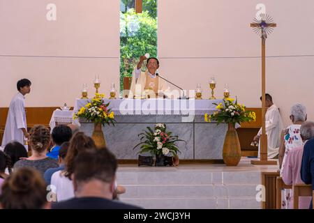 Priester bei Alter für Messe bei Mary Help of Christians Catholic Church, Ko Samui, Chaweng, Thailand Stockfoto