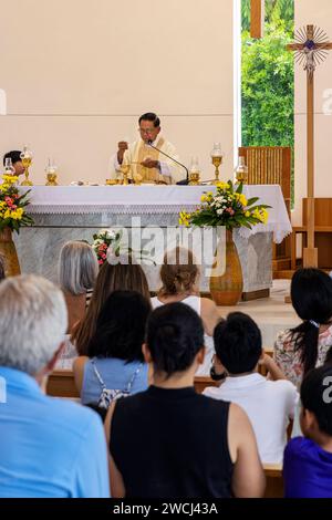 Priester bei Alter für Messe bei Mary Help of Christians Catholic Church, Ko Samui, Chaweng, Thailand Stockfoto