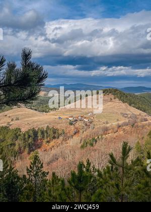 Berglandschaft mit winzigen Häusern Stockfoto