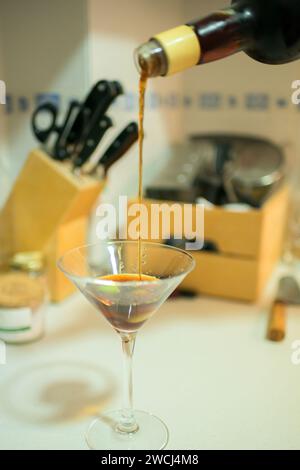 Ein Martini-Glas in eine Küche gießen. Glasbecher Stockfoto