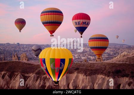 Heißluftballonflug in Goreme in der Türkei während Sonnenaufgang. Fahren Sie in einem Heißluftballon, der beliebtesten Aktivität in Kappadokien. Romantische Reiseziele. Stockfoto