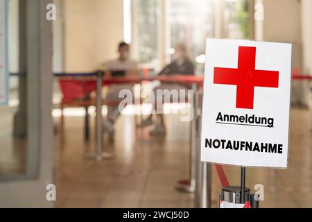 16. Januar 2024: Anmeldung Notaufnahme Schild an dem Eingang von einem Krankenhaus FOTOMONTAGE Stockfoto