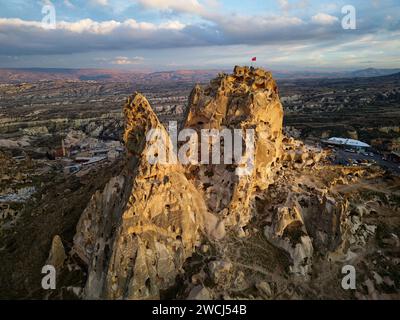 Panoramablick auf das Schloss Uchisar in Kappadokien, Türkei bei Sonnenuntergang. Stockfoto