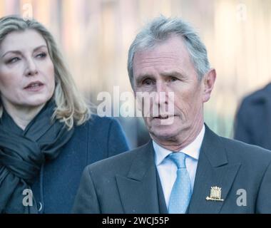 London, Großbritannien. Januar 2024. Gedenkgottesdienst für den ehemaligen Sprecher des Unterhauses Betty Boothroyd in der St. Margaret's Church, Westminster. Penny Mordaunt und Nigel Evans verlassen Credit: Phil Robinson/Alamy Live News Stockfoto