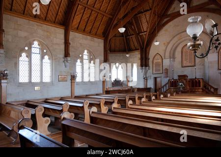 Innenraum mit Bänken der gotischen Steinvereinungskirche (Methodist Church) in Ross, Australien Stockfoto