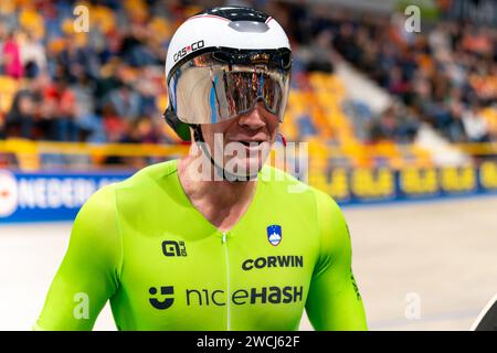 Apeldoorn, Niederlande. Januar 2024. APELDOORN, NIEDERLANDE - 14. JANUAR: Eduard Zalar aus der Slowakei, nachdem er am 5. Tag der UEC Track Elite Europameisterschaft 2024 in Omnisport am 14. Januar 2024 in Apeldoorn, Niederlande, im Keirin der Herren teilgenommen hatte. (Foto: Joris Verwijst/BSR Agency) Credit: BSR Agency/Alamy Live News Stockfoto