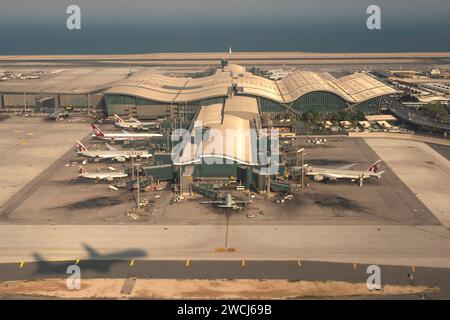 Ein kommerzielles Flugzeug startet vom Hamad International Airport in Doha Stockfoto