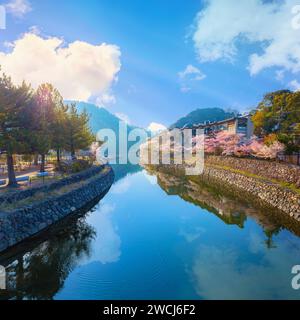 Kyoto, Japan - 1. April 2023: Präfekturaler Uji Park mit voller Kirschblüte ist das Symbol der Stadt Uji mit schöner Landschaft der Stadt und PR Stockfoto