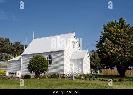 Kleine weiße Holzgemeinde und East Coast Anglican Church in Bicheno, Ost-Tasmanien Stockfoto