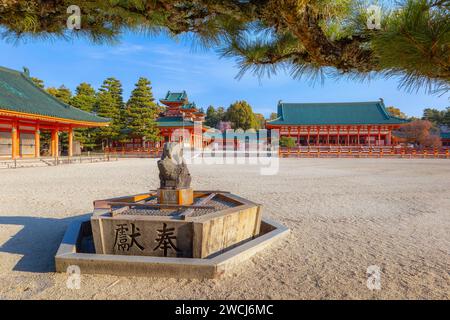 Kyoto, Japan - 2. April 2023: Heian-Schrein, erbaut anlässlich des 1100. Jahrestages der Gründung der Hauptstadt in Kyoto, gewidmet den Geistern von Kyoto Stockfoto