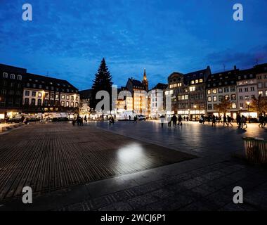 Straßburg, Frankreich - 29. November 2017: Ein pulsierender Stadtplatz bei Nacht mit Menschen, die während des jährlichen Weihnachtsmarktes auf dem Place Kleber in Straßburg herumlaufen Stockfoto