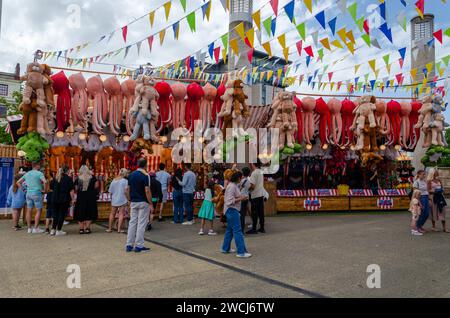 Cardiff, Glamorgan, Wales 11. August 2023 - Touristen, die einen Tag auf der Messe verbringen und hoffen, einen Preis in Cardiff's Dockland zu gewinnen Stockfoto