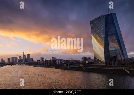 Europäische Zentralbank EZB und Frankfurter Skyline Wolken ziehen am Abend über die Europäische Zentralbank EZB und die Frankfurter Bankenskyline hinweg. Frankfurt am Main Hessen Deutschland *** Europäische Zentralbank EZB und Frankfurter Skyline Wolken ziehen über die Europäische Zentralbank EZB und die Frankfurter Bankenlandschaft am Abend Frankfurt am Main Hessen Deutschland 2024-01-15 ffm ezb Skyline 01 Stockfoto