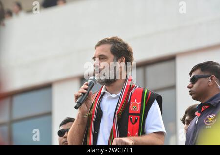 Kohima, Indien. Januar 2024. Der Vorsitzende des Kongresses Rahul Gandhi sprach auf seinem maßgeschneiderten Bus während des Bharat Jodo Nyay Yatra in Kohima, Indien, im nordöstlichen Bundesstaat Nagaland. Der 6700 km lange Bharat Jodo Nyay Yatra, der in den nächsten zwei Monaten in Manipur startete, wird mit einem Volvo-Bus durch 15 bundesstaaten reisen, bevor er am 20. März in Mumbai seinen Höhepunkt findet. Quelle: Caisii Mao/Alamy Live News Stockfoto