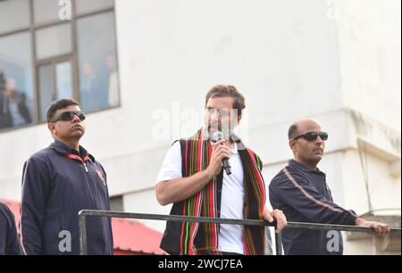 Kohima, Indien. Januar 2024. Der Vorsitzende des Kongresses Rahul Gandhi sprach auf seinem maßgeschneiderten Bus während des Bharat Jodo Nyay Yatra in Kohima, Indien, im nordöstlichen Bundesstaat Nagaland. Der 6700 km lange Bharat Jodo Nyay Yatra, der in den nächsten zwei Monaten in Manipur startete, wird mit einem Volvo-Bus durch 15 bundesstaaten reisen, bevor er am 20. März in Mumbai seinen Höhepunkt findet. Quelle: Caisii Mao/Alamy Live News Stockfoto