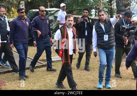 Kohima, Indien. Januar 2024. Der Kongressleiter Rahul Gandhi besucht während des Bharat Jodo Nyay Yatra in Kohima, Indien, im nordöstlichen Bundesstaat Nagaland die Gedenkstätte des Zweiten Weltkriegs. Der 6700 km lange Bharat Jodo Nyay Yatra, der in den nächsten zwei Monaten in Manipur startete, wird mit einem Volvo-Bus durch 15 bundesstaaten reisen, bevor er am 20. März in Mumbai seinen Höhepunkt findet. Quelle: Caisii Mao/Alamy Live News Stockfoto