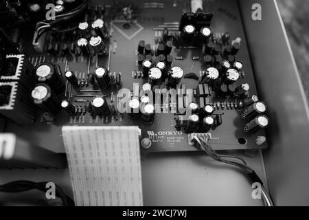 München, Deutschland - 11. September 2023: Ein fesselndes Schwarzweißfoto mit verschiedenen elektronischen Komponenten eines Onkyo hifi-Audiosystems – hergestellt in japan Stockfoto