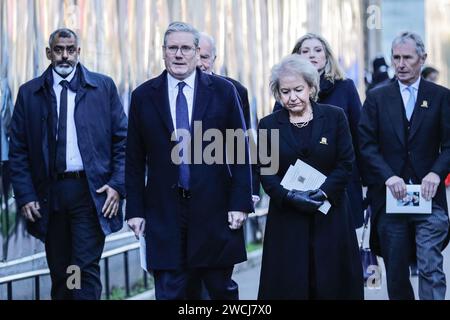 London, Großbritannien. Januar 2024. Sir Keir Starmer, Vorsitzender der Labour Party, und Dame Rosie Winterton, stellvertretende Präsidentin des Hauses, nehmen am Thanksgiving-Service für die ehemalige Präsidentin des Unterhauses Betty Boothroyd Teil, die letztes Jahr starb. Der Gottesdienst fand in der St. Margaret’s Church in Westminster statt. Ebenfalls in der Gruppe sind Sir Roger Gale, Penny Mordaunt und Nigel Evans. Quelle: Imageplotter/Alamy Live News Stockfoto