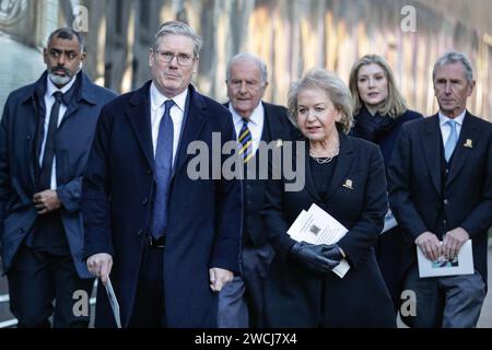 London, Großbritannien. Januar 2024. Sir Keir Starmer, Vorsitzender der Labour Party, und Dame Rosie Winterton, stellvertretende Präsidentin des Hauses, nehmen am Thanksgiving-Service für die ehemalige Präsidentin des Unterhauses Betty Boothroyd Teil, die letztes Jahr starb. Der Gottesdienst fand in der St. Margaret’s Church in Westminster statt. Ebenfalls in der Gruppe sind Sir Roger Gale, Penny Mordaunt und Nigel Evans. Quelle: Imageplotter/Alamy Live News Stockfoto