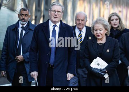 London, Großbritannien. Januar 2024. Sir Keir Starmer, Vorsitzender der Labour Party, und Dame Rosie Winterton, stellvertretende Präsidentin des Hauses, nehmen am Thanksgiving-Service für die ehemalige Präsidentin des Unterhauses Betty Boothroyd Teil, die letztes Jahr starb. Der Gottesdienst fand in der St. Margaret’s Church in Westminster statt. Ebenfalls in der Gruppe sind Sir Roger Gale, Penny Mordaunt und Nigel Evans. Quelle: Imageplotter/Alamy Live News Stockfoto