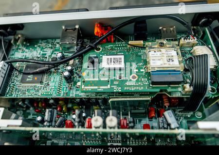 München, Deutschland - 11. September 2023: Eine detaillierte Ansicht der komplizierten Anschlüsse und Drähte auf einem Onkyo-Mainboard in einem Newtwork-Player mit Verstärker Stockfoto