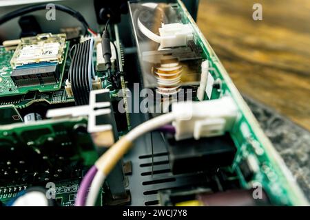 Eine detaillierte Ansicht im Inneren eines hifi-Verstärkers, die seine internen Komponenten und Schaltkreise zeigt. Stockfoto