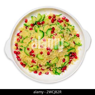 Couscous Salat mit Granatapfel, Minze und Gurken auf weißem isoliertem Hintergrund Stockfoto