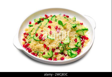 Couscous Salat mit Granatapfel, Minze und Gurken auf weißem isoliertem Hintergrund Stockfoto